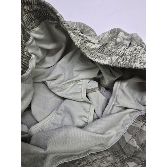 Lululemon Hotty Hot Shorts Team Canada Green Dye Print- Size 8- Limited Edition - Picture 4 of 10